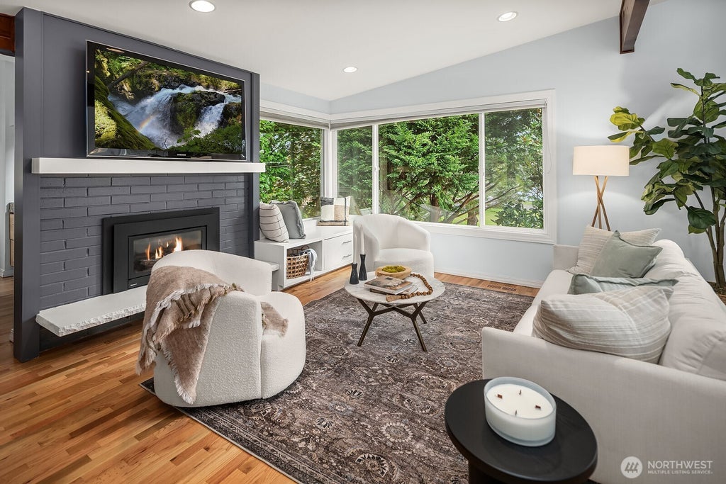 Photo of 909 110th Avenue SE, Bellevue, WA 98004 (MLS # 2578708)