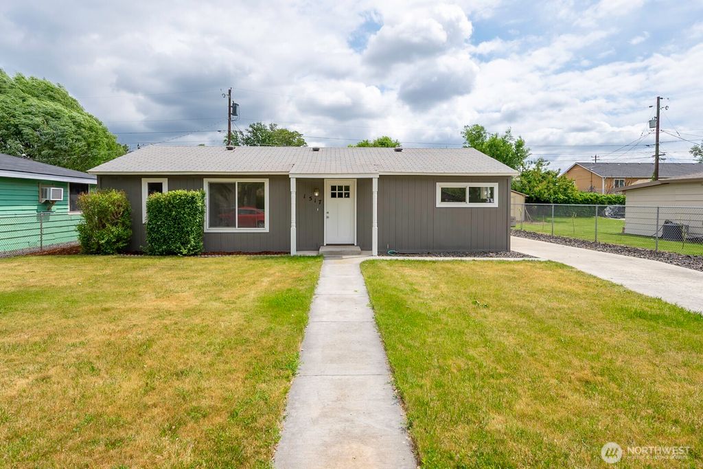 Photo of 1517 N Mary Street, Moses Lake, WA 98837 (MLS # 2532687)