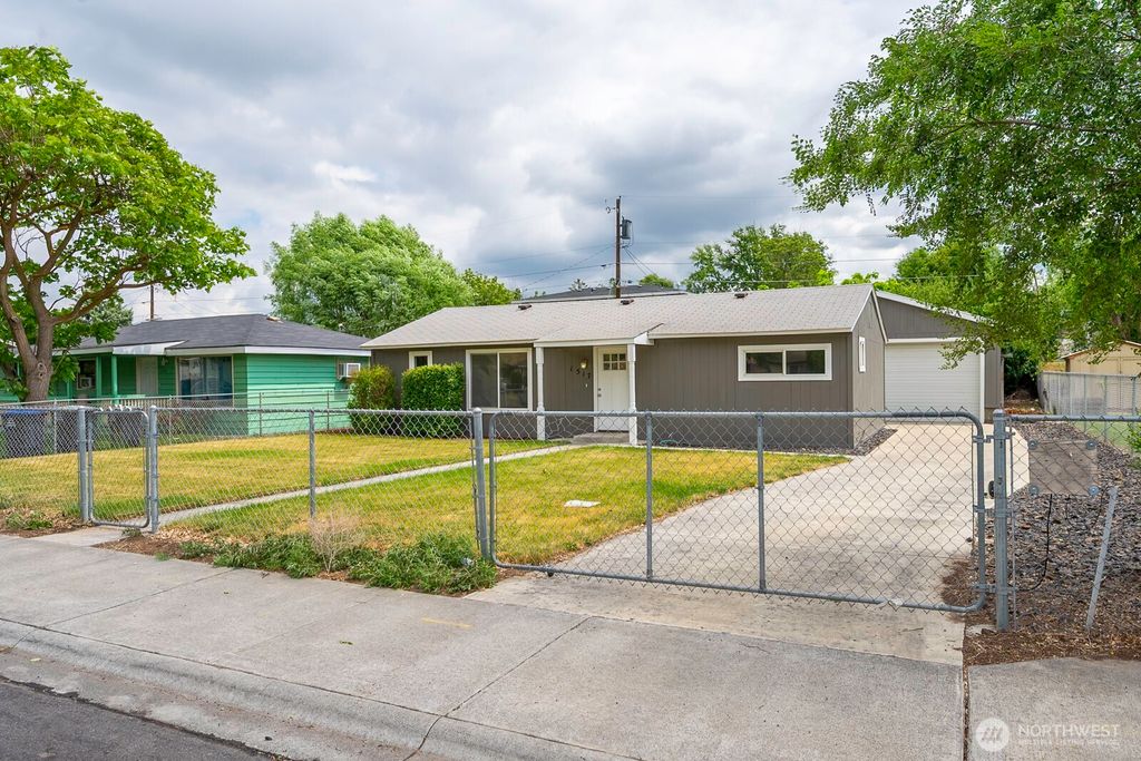 Photo of 1517 N Mary Street, Moses Lake, WA 98837 (MLS # 2532687)