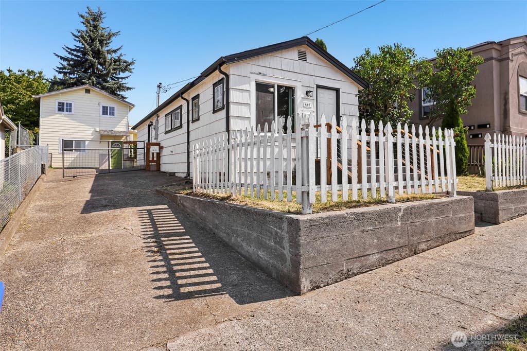 Photo of 807 Columbia Street, Kelso, WA 98626 (MLS # 2558163)