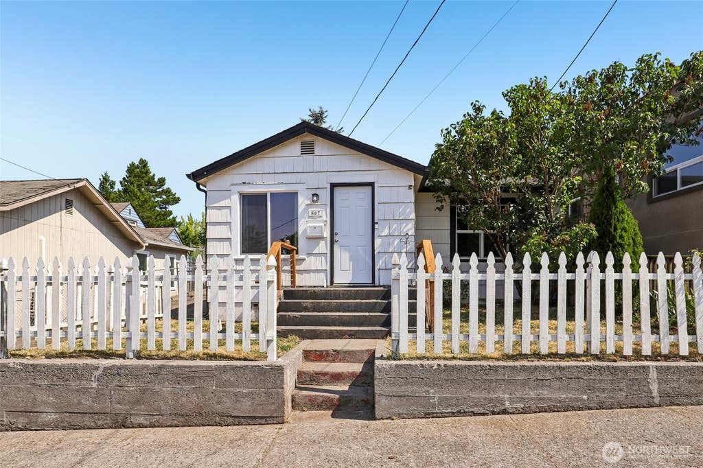 Photo of 807 Columbia Street, Kelso, WA 98626 (MLS # 2558163)