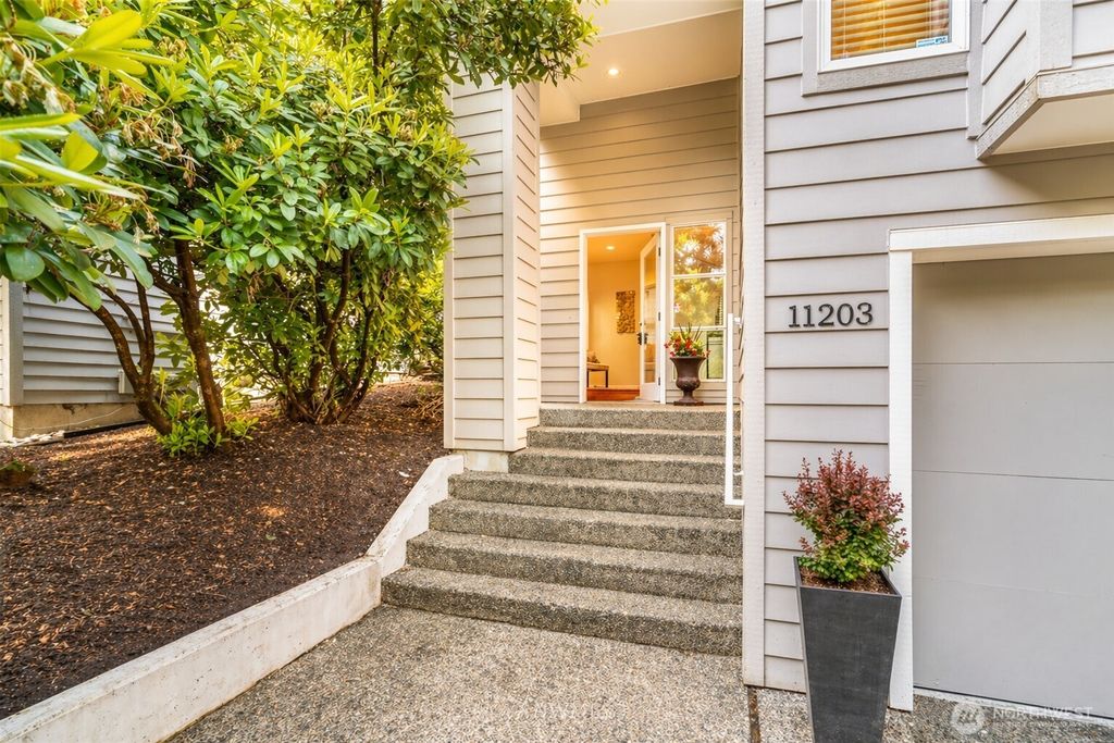 Photo of 11203 NE 106th Place, Kirkland, WA 98033 (MLS # 2507300)