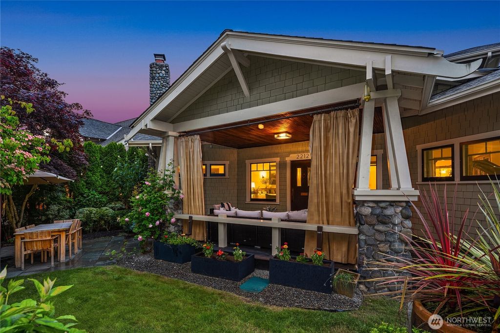Photo of 2212 Federal Avenue E, Seattle, WA 98102 (MLS # 2531571)