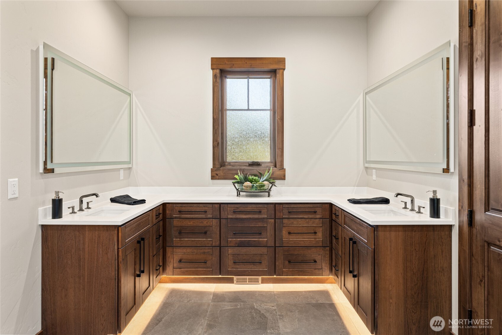 Cle Elum, Washington, 98922, United States, 5 Bedrooms Bedrooms, ,6 BathroomsBathrooms,Residential,Active,2012925