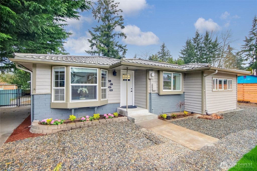 Photo of 2308 NE 27th Street, Renton, WA 98056 (MLS # 2353586)