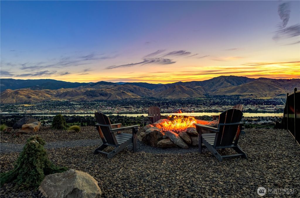 Photo of 904 NE Conner Court, East Wenatchee, WA 98802 (MLS # 2487291)