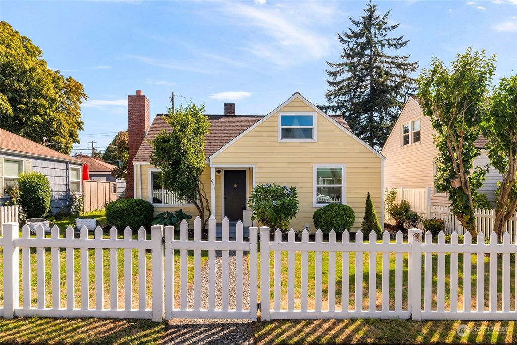 Photo of 611 NW 48th Street, Seattle, WA 98107 (MLS # 2300270)