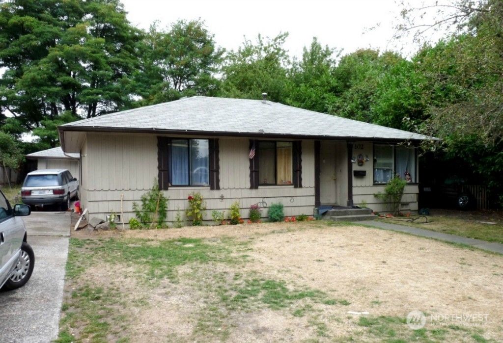 Photo of 102 SW 115th Street, Seattle, WA 98146 (MLS # 2314324)