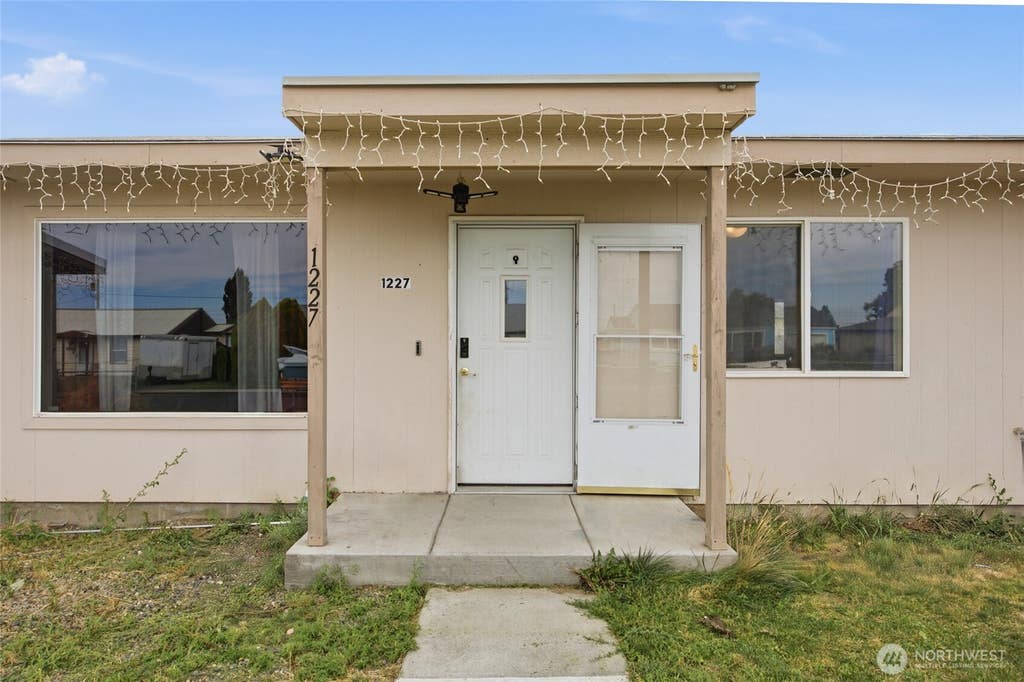 Photo of 1227 Lowry Street, Moses Lake, WA 98837 (MLS # 2562392)