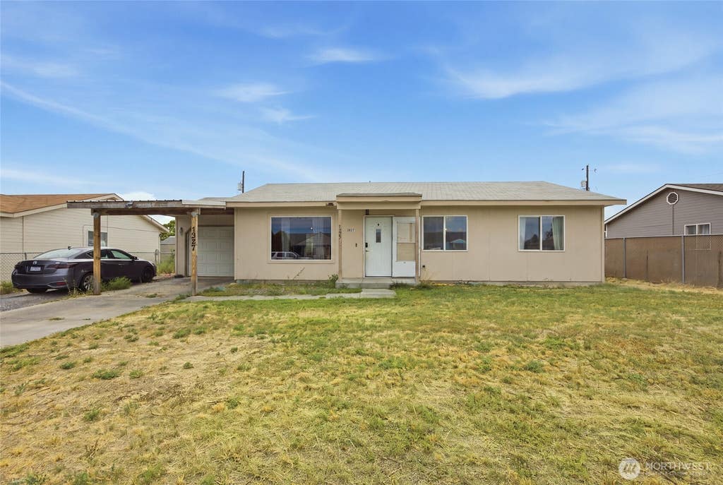 Photo of 1227 Lowry Street, Moses Lake, WA 98837 (MLS # 2562392)