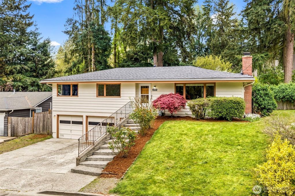 Photo of 13717 NE 70th Place, Redmond, WA 98052 (MLS # 2513649)
