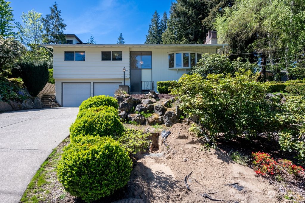 Photo of 825 103rd Avenue SE, Bellevue, WA 98004 (MLS # 2228037)