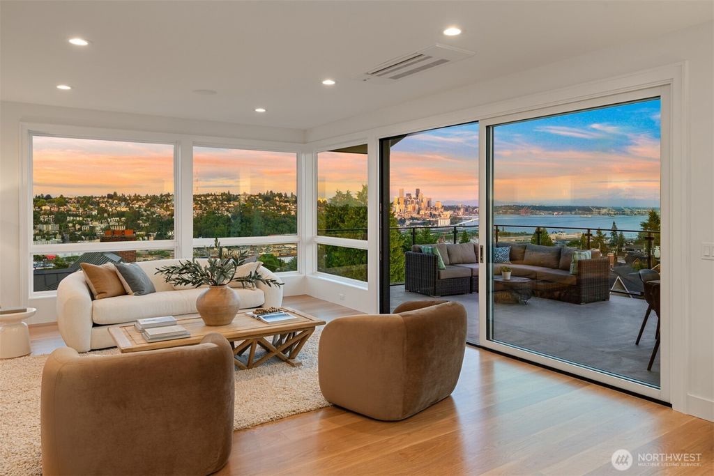 Photo of 2630 W Lynn Street, Seattle, WA 98199 (MLS # 2486227)