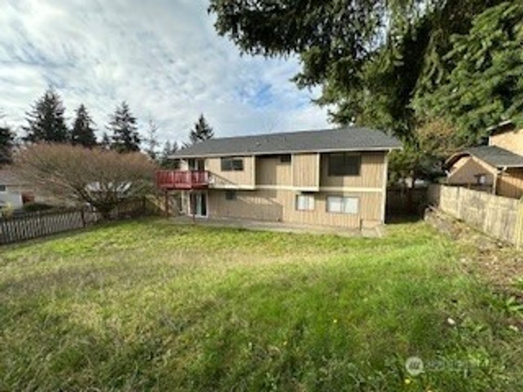 Photo of 529 SW 324th St, Federal Way, WA 98023 (MLS # 2352342)