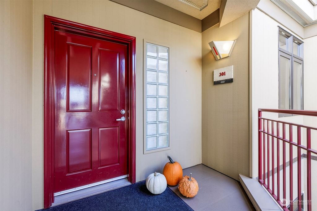 Photo of 223 5th Avenue S #D301, Kirkland, WA 98033 (MLS # 2297331)