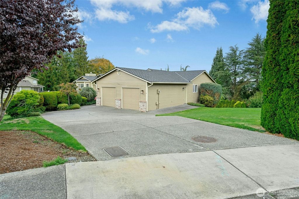 Photo of 2408 Viewcrest Avenue, Everett, WA 98203 (MLS # 2447191)