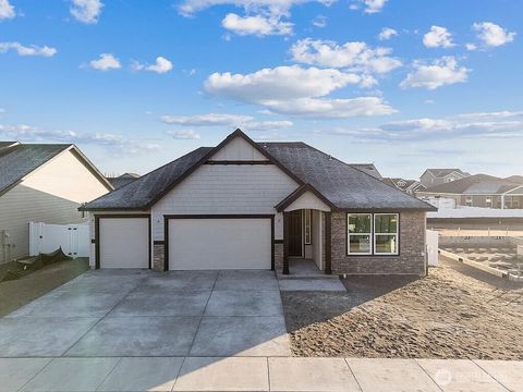 Photo of 4737 W Thrush St, Moses Lake, WA 98837 (MLS # 2490885)