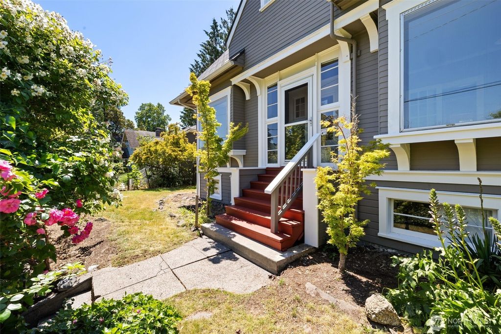 Photo of 5643 20th Avenue NE, Seattle, WA 98105 (MLS # 2393072)