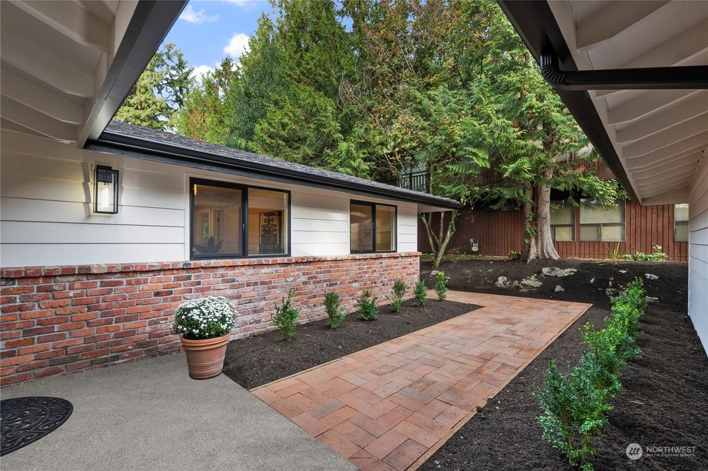Photo of 5707 110th Avenue SE, Bellevue, WA 98006 (MLS # 2305823)