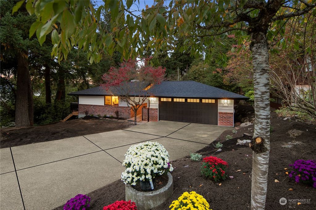 Photo of 5707 110th Avenue SE, Bellevue, WA 98006 (MLS # 2305823)