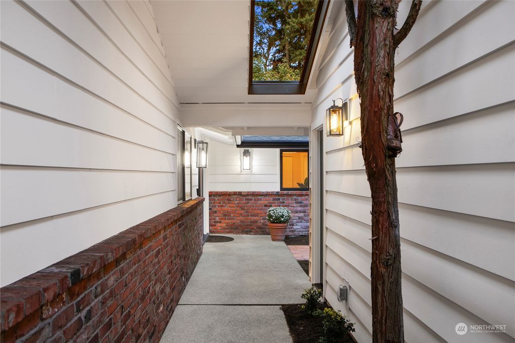 Photo of 5707 110th Avenue SE, Bellevue, WA 98006 (MLS # 2305823)