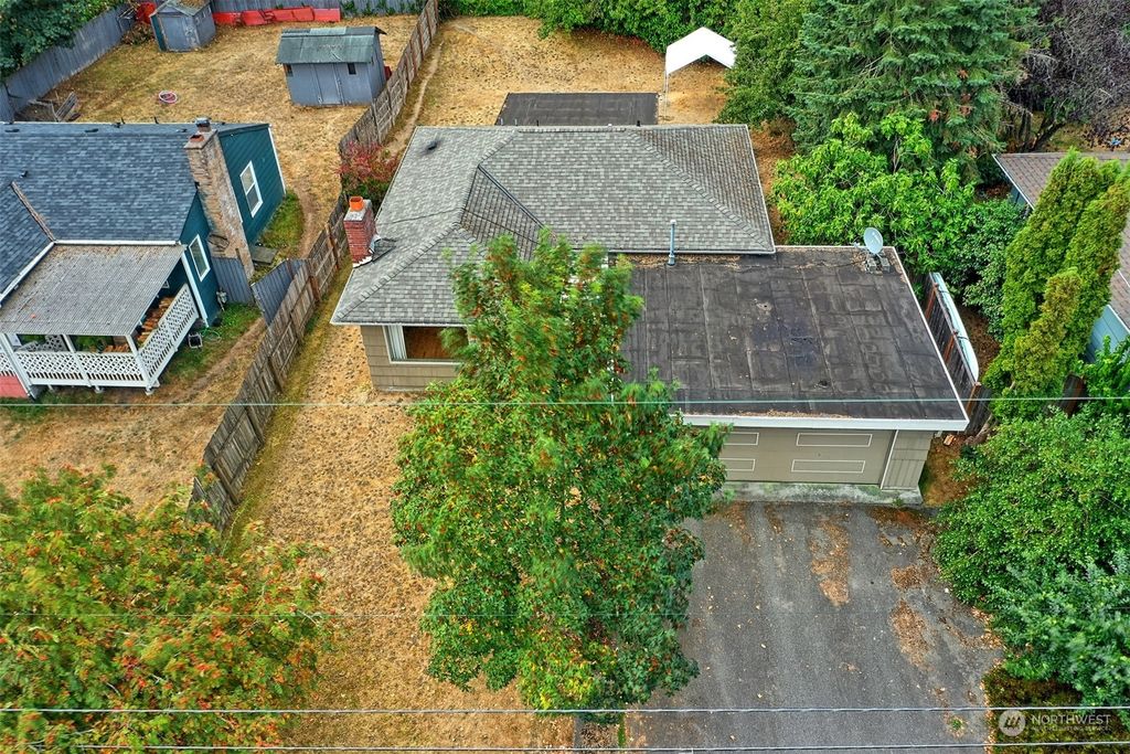 Photo of 11727 20th Avenue NE, Seattle, WA 98125 (MLS # 2000377)