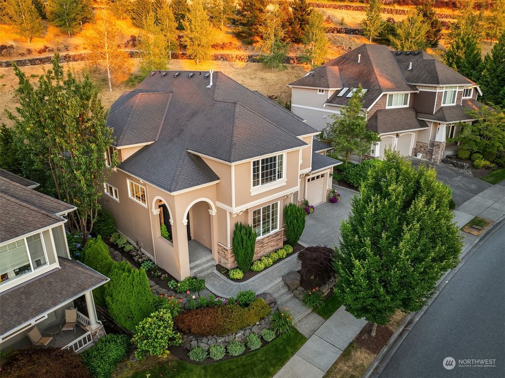 Photo of 1760 30th Avenue NE, Issaquah, WA 98029 (MLS # 2270549)