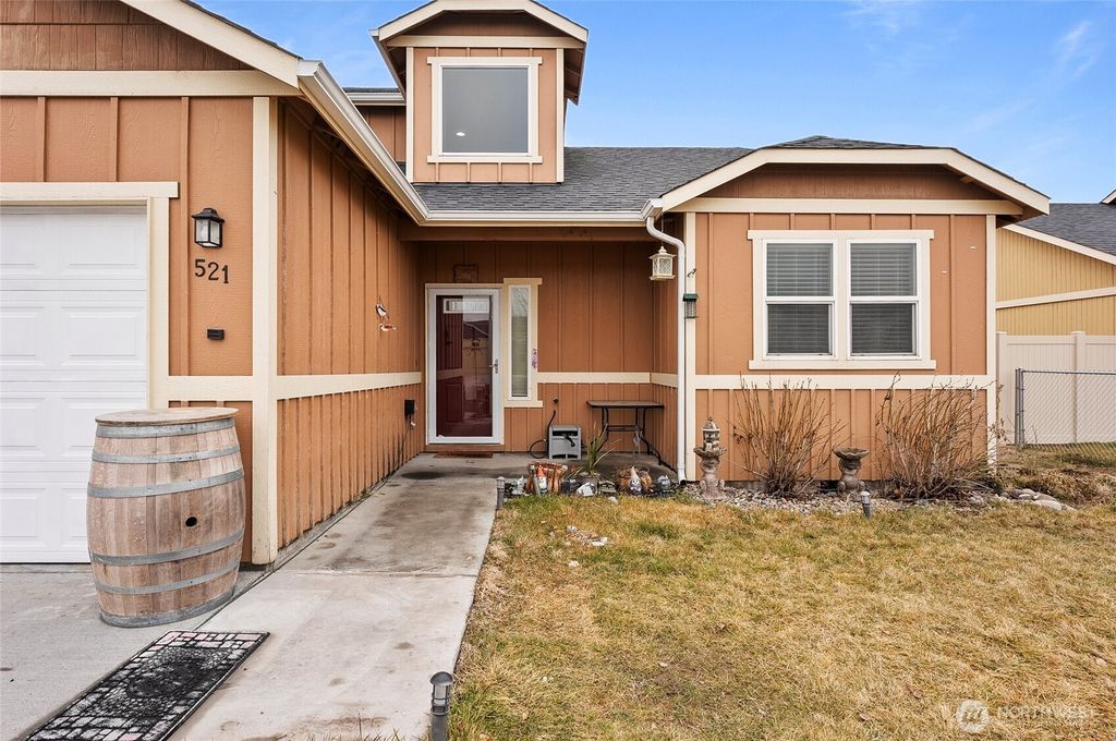 Photo of 521 Florida Street, Moses Lake, WA 98837 (MLS # 2469106)