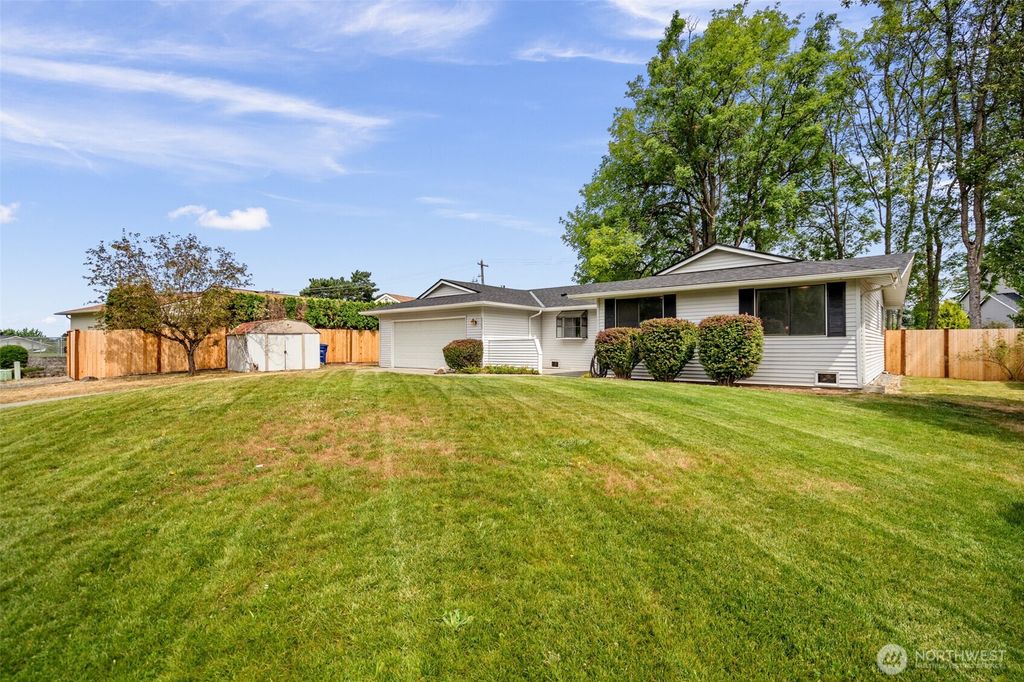Photo of 2203 Fir Court, Milton, WA 98354 (MLS # 2560652)