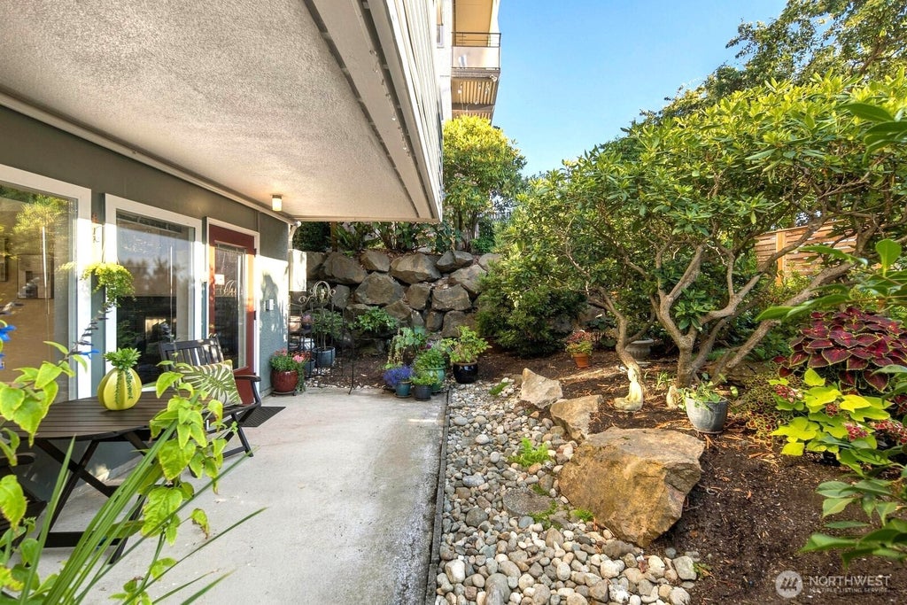 Photo of 75 E Lynn Street #B, Seattle, WA 98102 (MLS # 2561468)