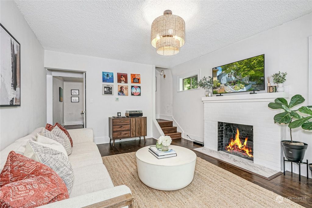 Photo of 140 NE 55th Street, Seattle, WA 98105 (MLS # 2258713)