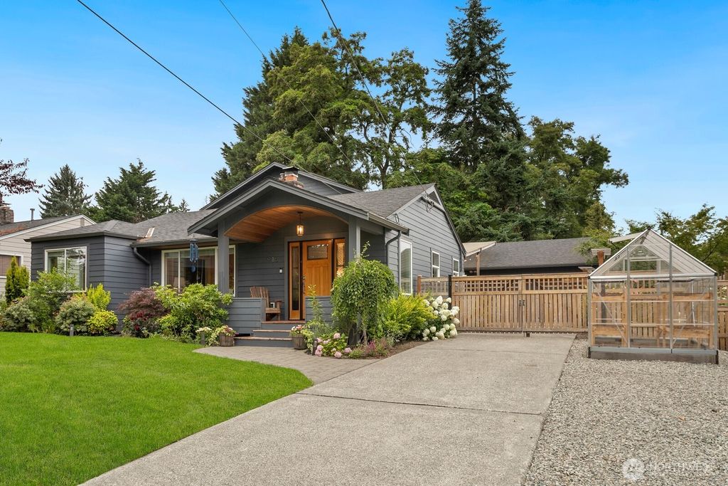 Photo of 916 NE 117th Street, Seattle, WA 98125 (MLS # 2403444)