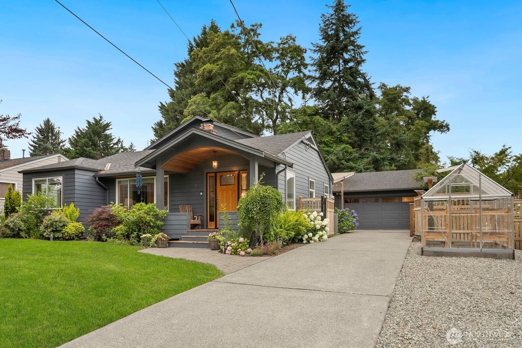Photo of 916 NE 117th Street, Seattle, WA 98125 (MLS # 2403444)