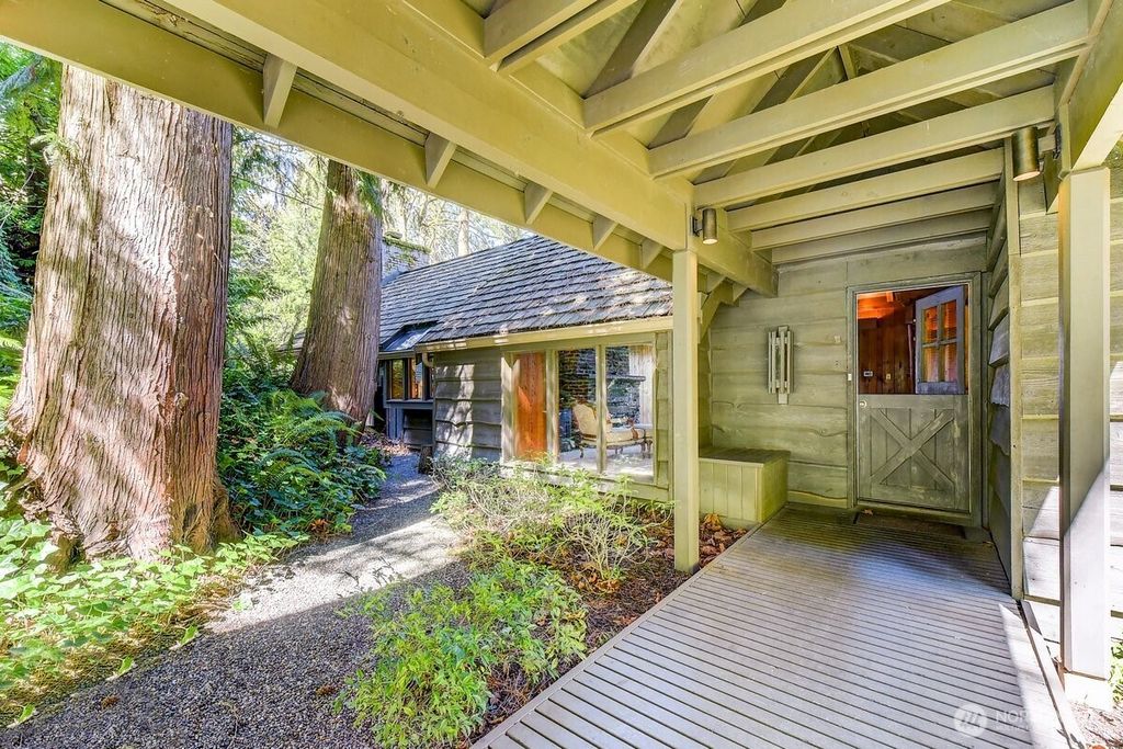 Photo of 7802 NE 170th Street, Kenmore, WA 98028 (MLS # 2504349)