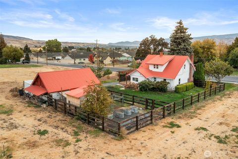 Photo of 814 Easy Street, Wenatchee, WA 98801 (MLS # 2447810)