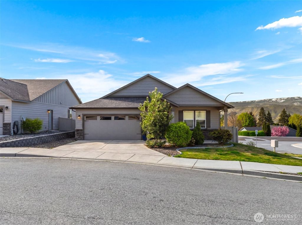 Photo of 813 Madeleine Court, East Wenatchee, WA 98802 (MLS # 2506317)