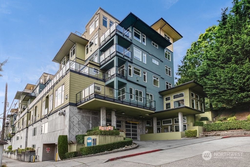 Photo of 655 Crockett Street #B402, Seattle, WA 98109 (MLS # 2009164)