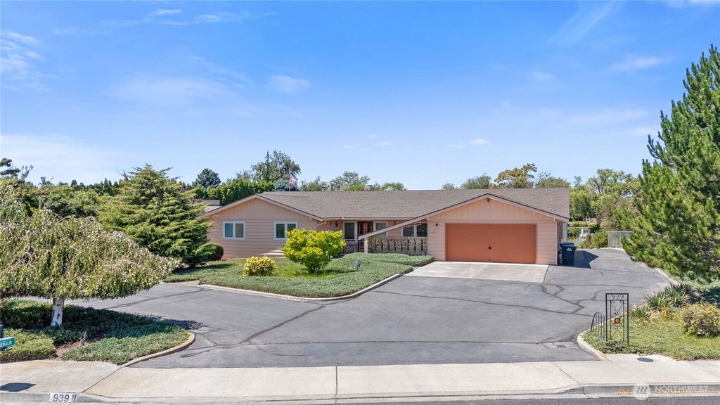 Photo of 939 S Laguna Drive, Moses Lake, WA 98837 (MLS # 2492373)