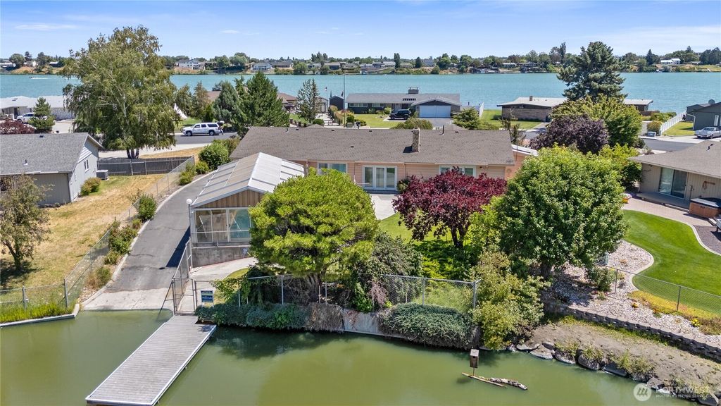 Photo of 939 S Laguna Drive, Moses Lake, WA 98837 (MLS # 2492373)