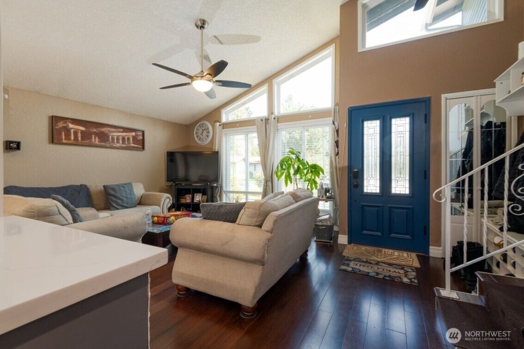 Photo of 1427 33rd Avenue Ct SW, Puyallup, WA 98373 (MLS # 2502969)