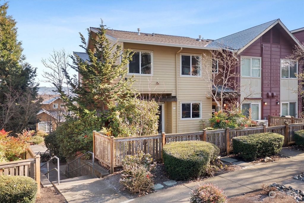 Photo of 103 Sky Ridge Road NW, Issaquah, WA 98027 (MLS # 2327921)