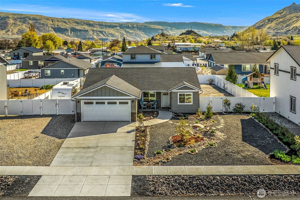 Photo of 440 Margaux Loop, Malaga, WA 98828 (MLS # 2503719)