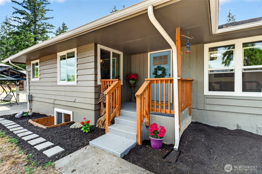 Photo of 39611 62nd Avenue E, Eatonville, WA 98328 (MLS # 2574249)