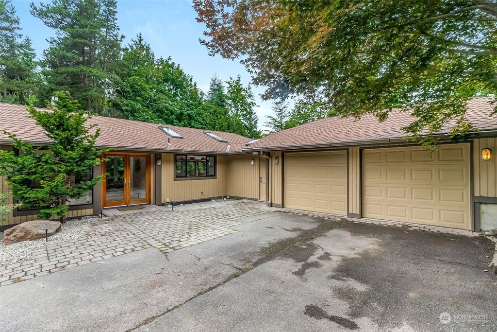 Photo of 8412 SE 53rd Place, Mercer Island, WA 98040 (MLS # 2127044)