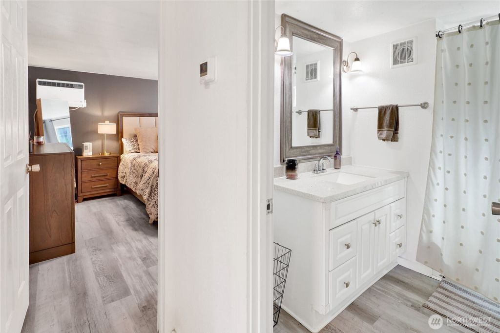 listing image 9362638390625420377