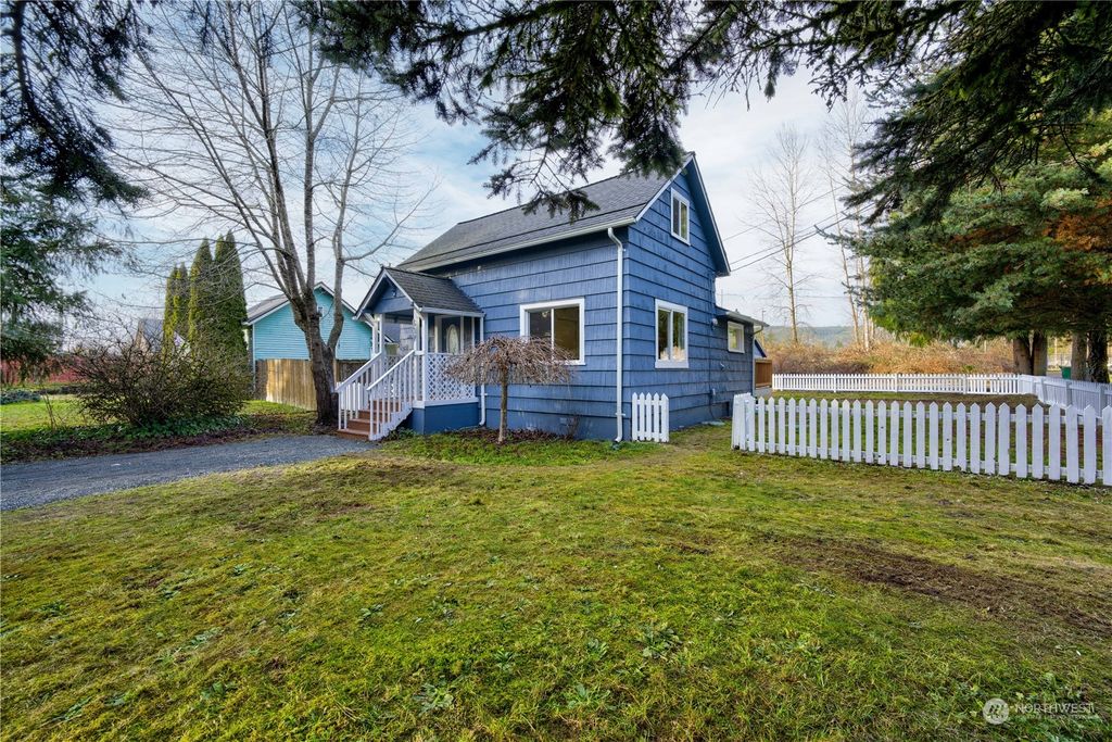 Photo of 607 E Stanley Street, Granite Falls, WA 98252 (MLS # 2187026)