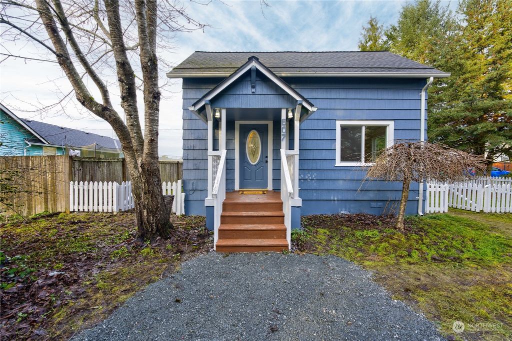 Photo of 607 E Stanley Street, Granite Falls, WA 98252 (MLS # 2187026)