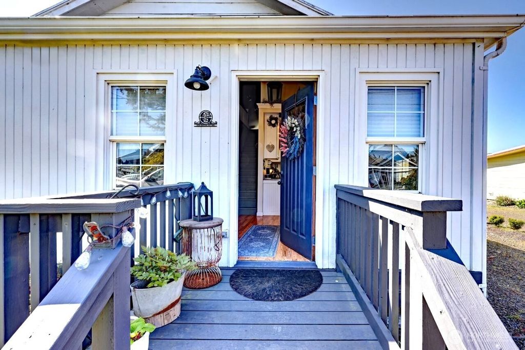 Photo of 319 10th St NE ST, Long Beach, WA 98631 (MLS # 2517219)