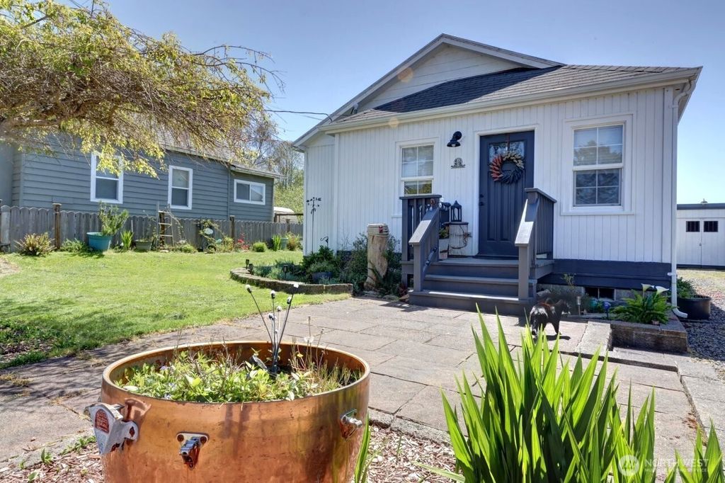 Photo of 319 10th St NE ST, Long Beach, WA 98631 (MLS # 2517219)