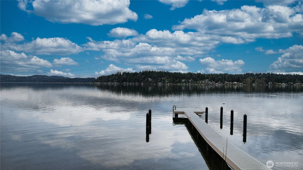 Photo of 2837 E Lake Sammamish Parkway NE, Sammamish, WA 98074 (MLS # 2464827)